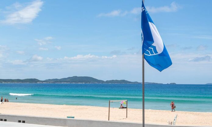 O que significa bandeira azul na praia